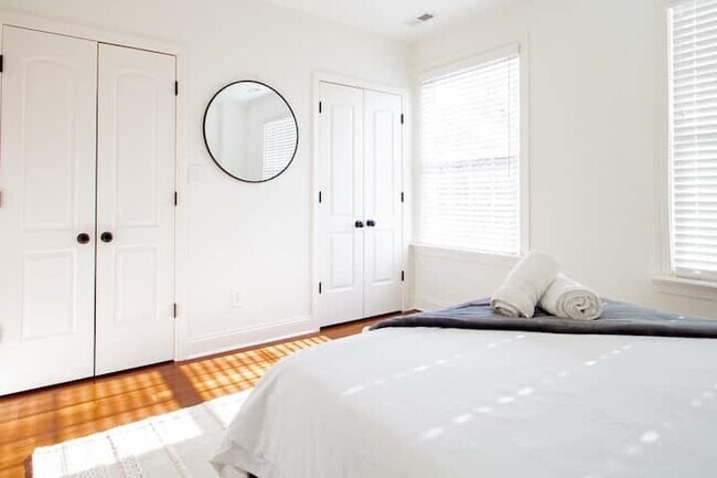 Foto del edificio - 1346 D Street Northeast, Unit Upper