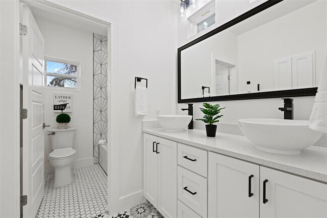 Foto del edificio - 2102 E 2nd St