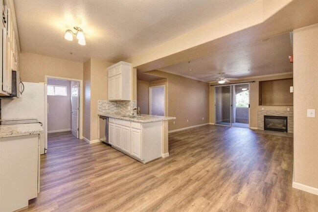 Foto del edificio - NICE 3 BEDROOM CONDO, 2 BATH, & 2 CAR GARA...