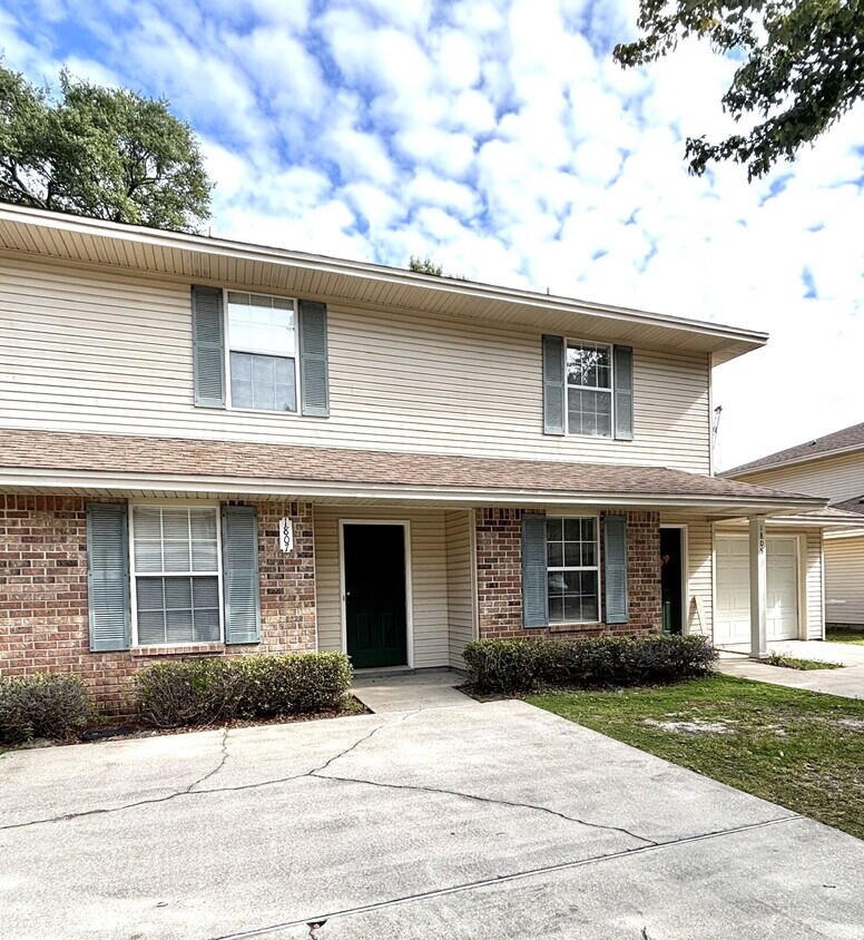 Foto principal - "Charming 2-Bedroom Townhouse in Fort Walt...