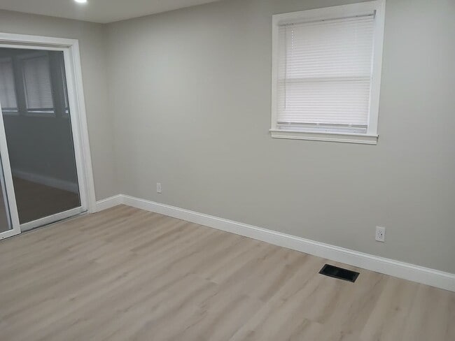 Foto del edificio - 98 Melville Ct