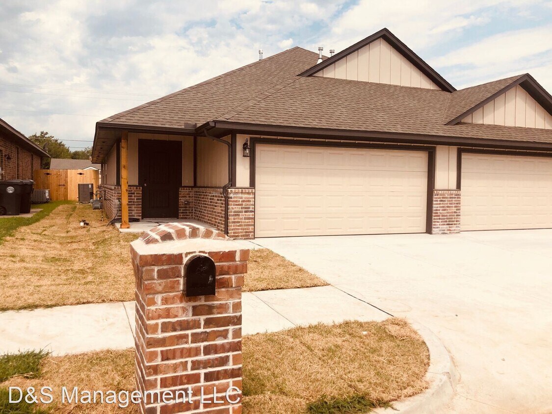 Primary Photo - 3 br, 2 bath House - 5211 Oakwood Villas C...