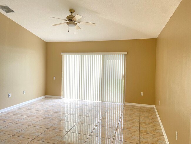 Foto del edificio - 4 bd/ 2 ba Single Family Home in Kissimmee near the Loop