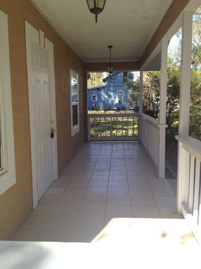 Building Photo - SPACIOUS 3BR/1BA w/Bar Area Off of Kitchen...