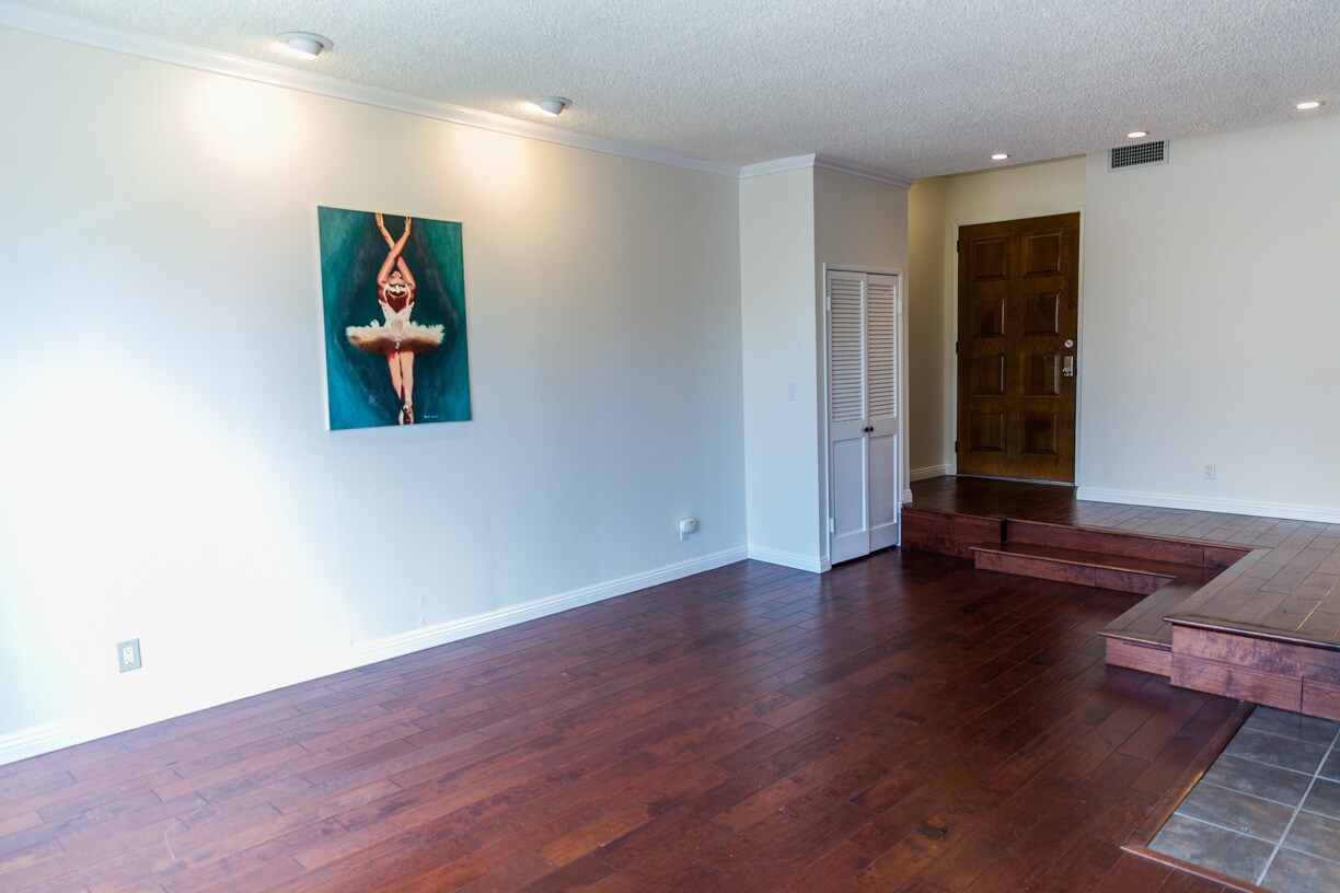 221 S Gale Dr, Beverly Hills, CA 90211 Condo for Rent in Beverly