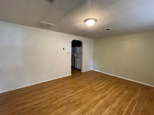 Foto del edificio - Cute 2 Bedroom Available Now!
