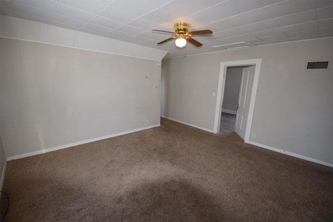Building Photo - 2 Bedroom Upper