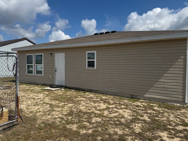 Building Photo - 108 Tulip Ln