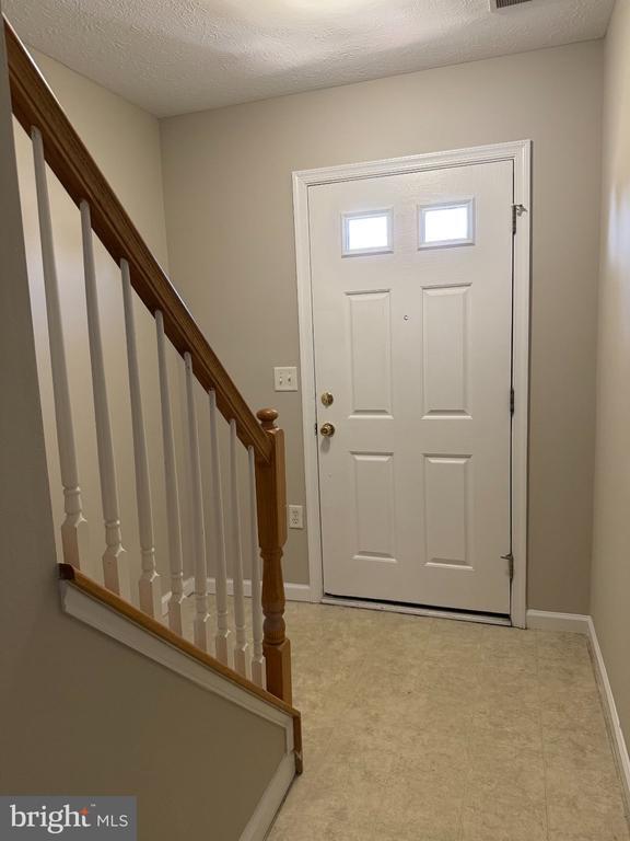Building Photo - 206 Weathervane Dr