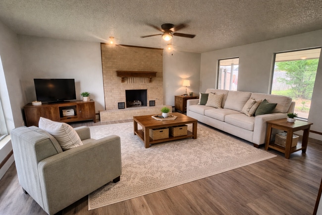 Photo - 325 E Parkland Dr House