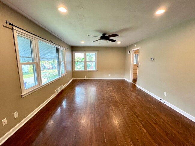 Building Photo - Centrally Located Single Famliy Home!