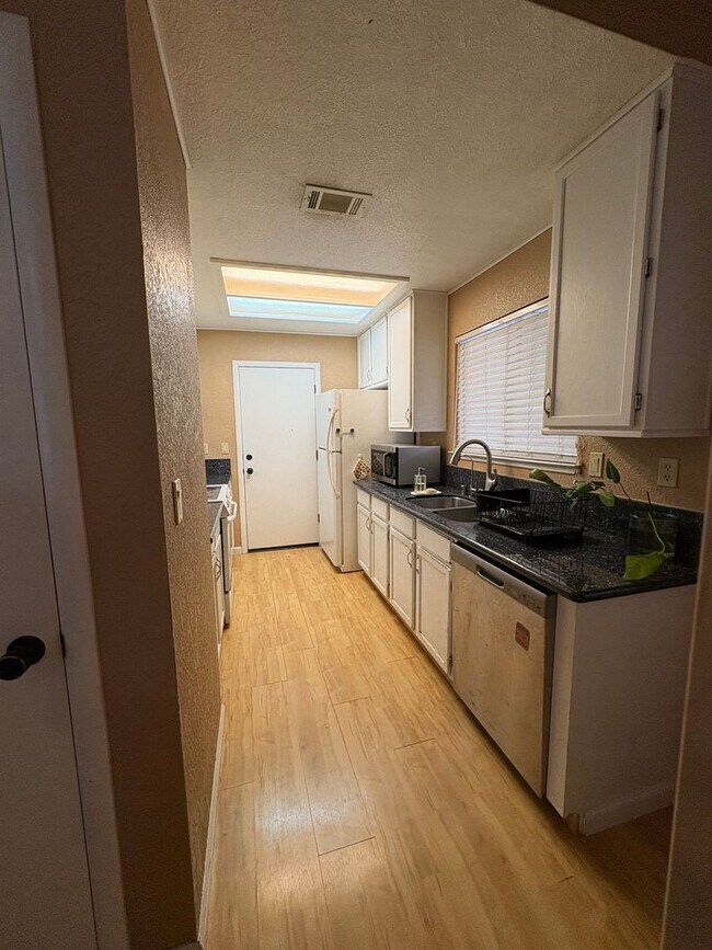 Building Photo - 3 Bed 2 Bath in South Davis Near Mace Ranch and Nugget Markets