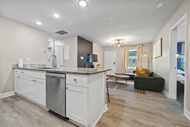 Foto del edificio - Room in House on Ayrshire Cir NW