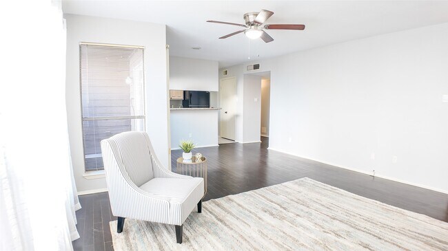 Foto del edificio - 8020 Braesmain Dr