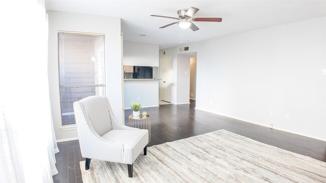 Building Photo - 8020 Braesmain Dr