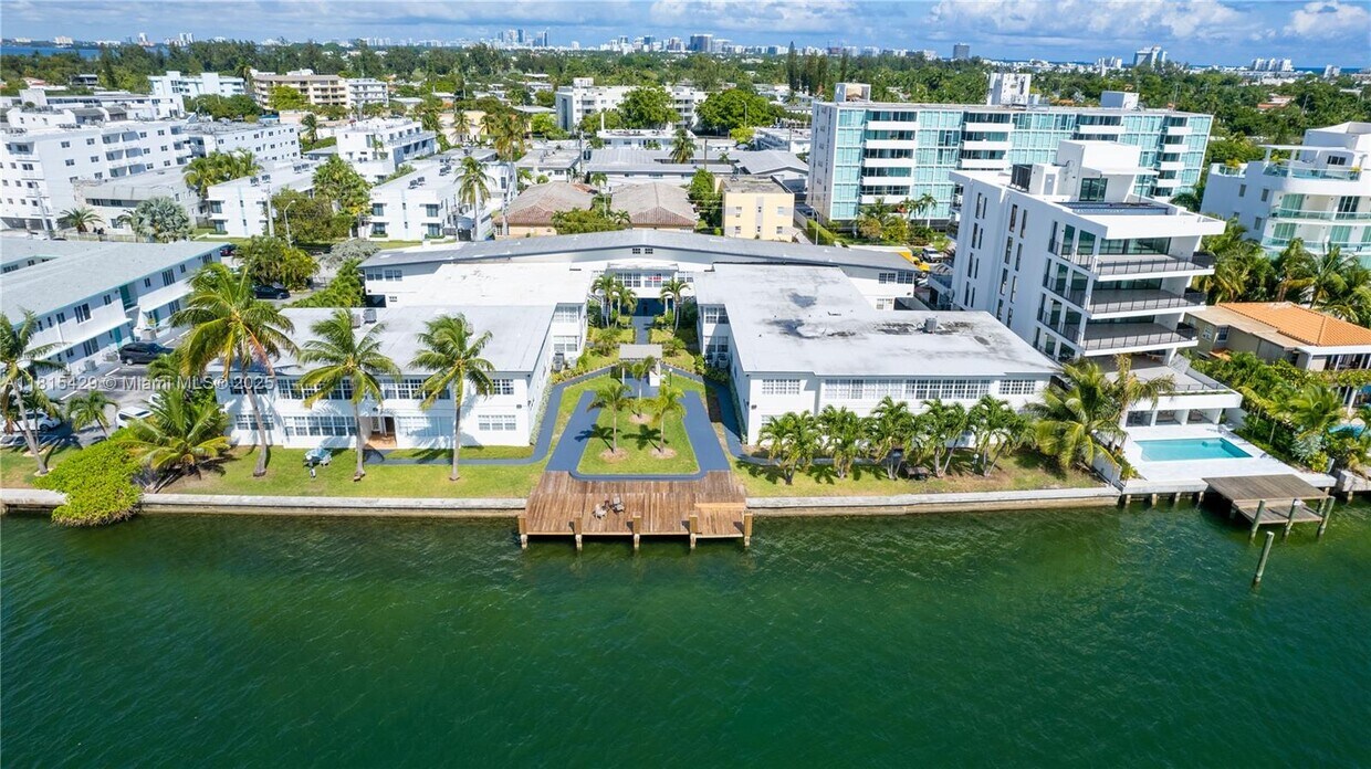 Foto principal - 1940 Bay Dr
