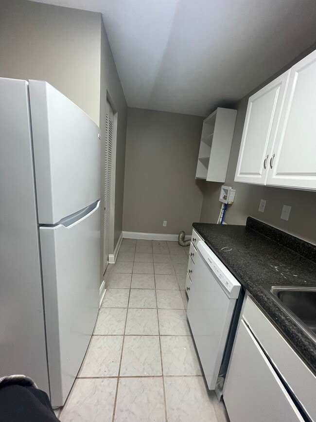 Building Photo - Welcome to this charming 1-bedroom, 1-bathroom Apartment, located in the vibrant city of Charlott...