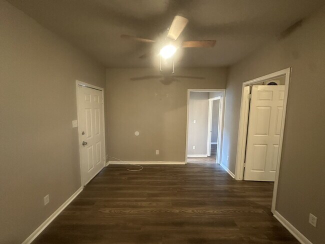 Building Photo - 2 Bedroom 1 bath apartment