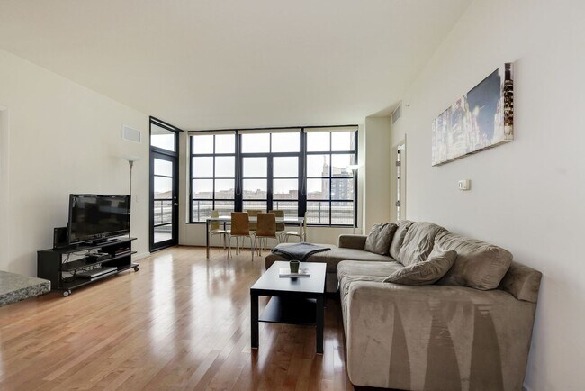 Foto del edificio - Luxurious Fully Furnished 2BR in the Heart of Mount Vernon Triangle!