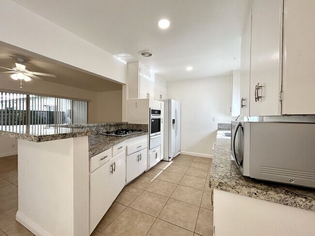 Building Photo - AVAILABLE NOW!! 2 Bedroom 1 Bathroom Apartment in Palm Springs! MOVE IN SPECIAL 50% OFF ONE MONTH...