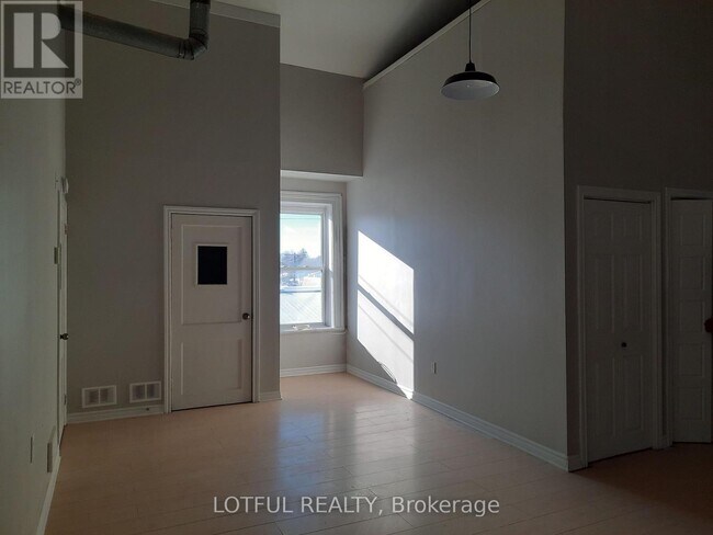 Building Photo - 2073 Dundas St