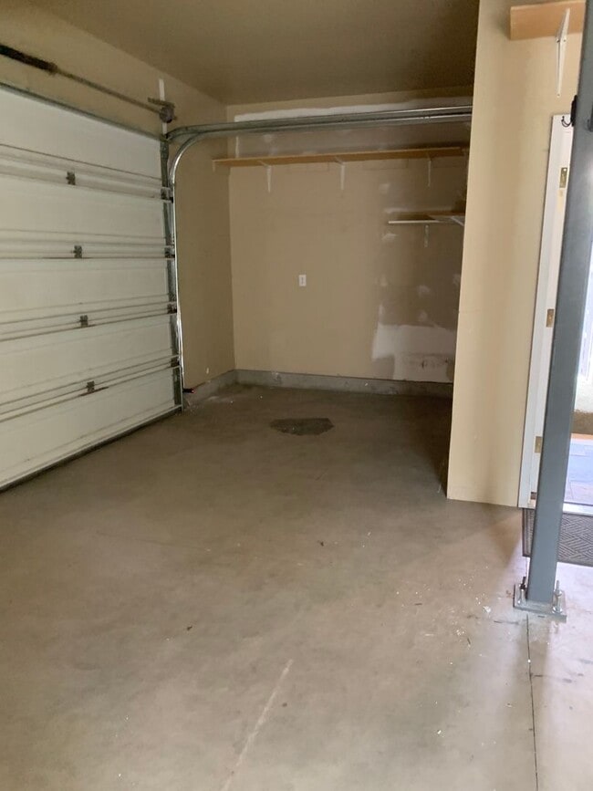 Building Photo - Studio in Downtown Bend with Garage