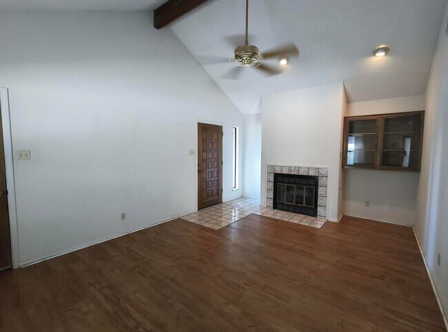 Building Photo - Spacious 2 bedroom 2 bath townhome AVAILABLE NOW!!!!
