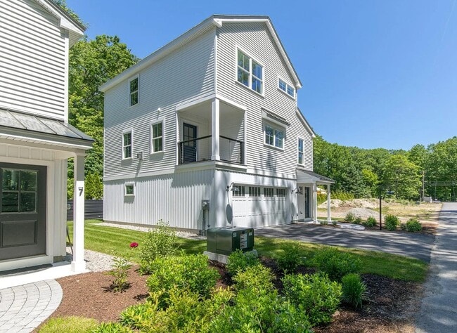 Building Photo - 284 Bradley St