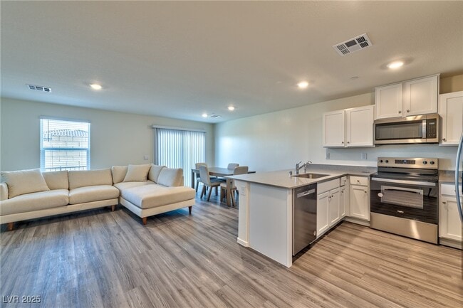 Building Photo - 10913 Heatherford Ave