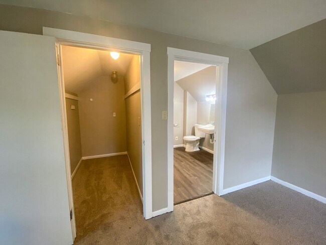 Building Photo - 3 Bedroom Single Family