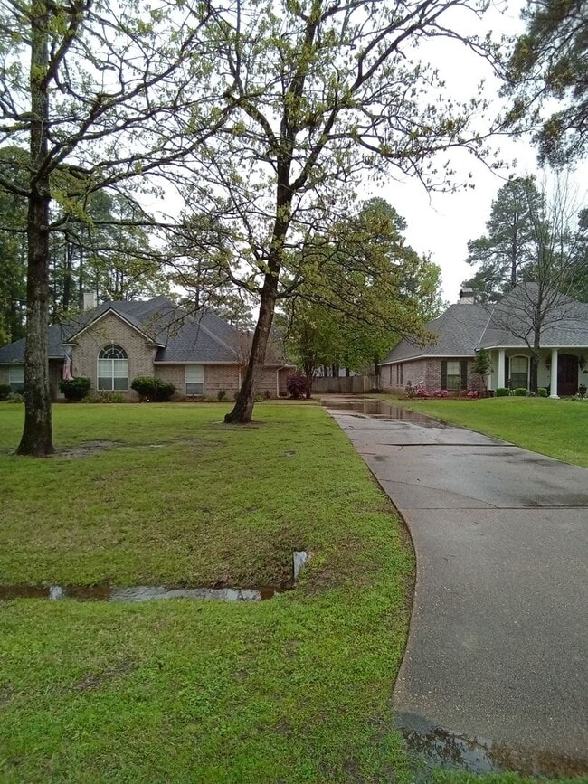 Building Photo - ****Woodlake South****MUST SEE**