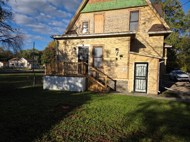 Building Photo - 717 Perry St