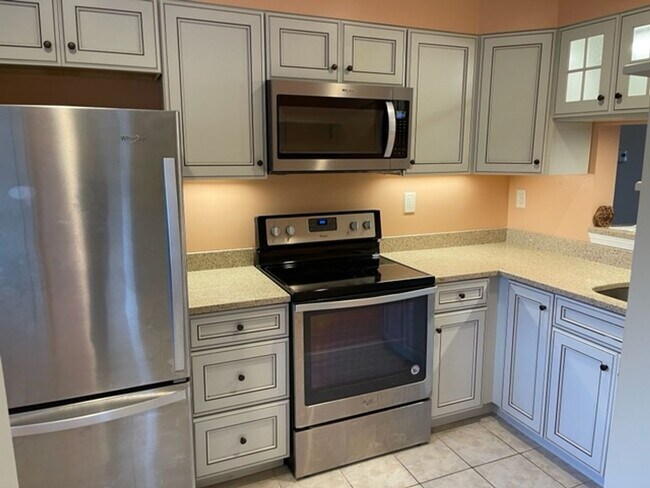 Foto del edificio - Beautiful Two Bedroom Condo