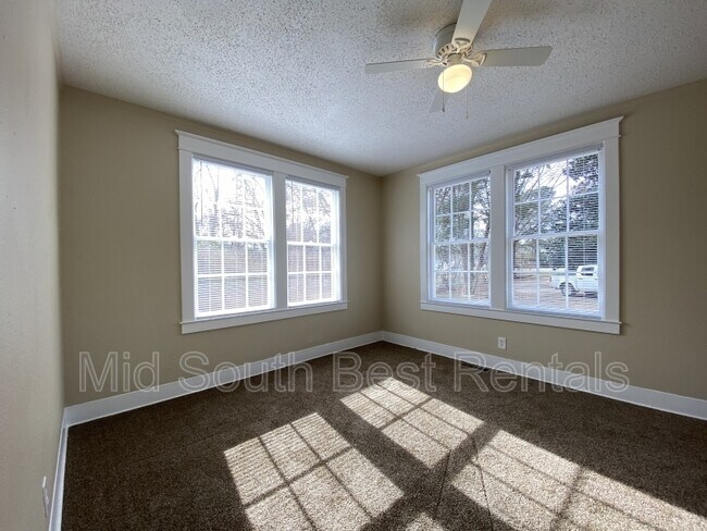 Building Photo - 3552 Thomas St
