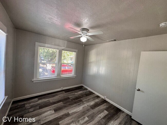 Building Photo - 3 br, 1 bath House - 402 Redwood Ave.