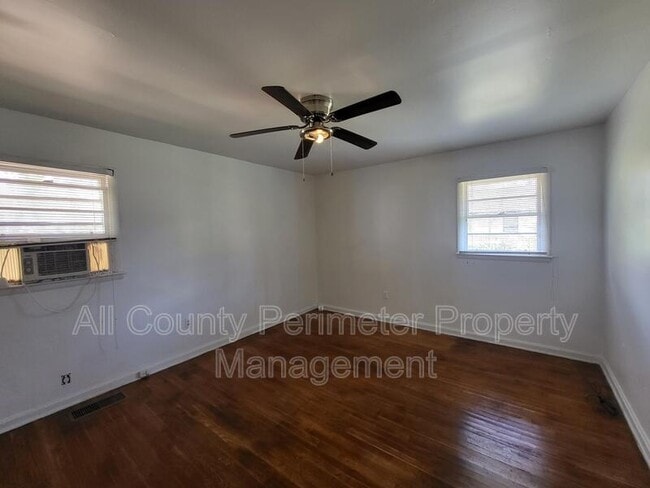 Foto del edificio - 1877 Chapman Ave