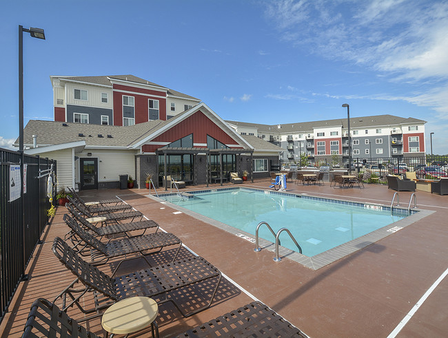 Piscina al aire libre y terraza - Sundance Apartments