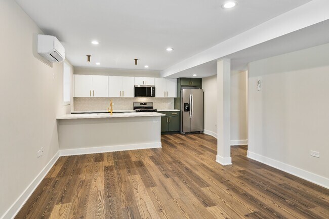 Building Photo - Garden unit: Renovated 3 bed in Logan Square - Now Leasing!