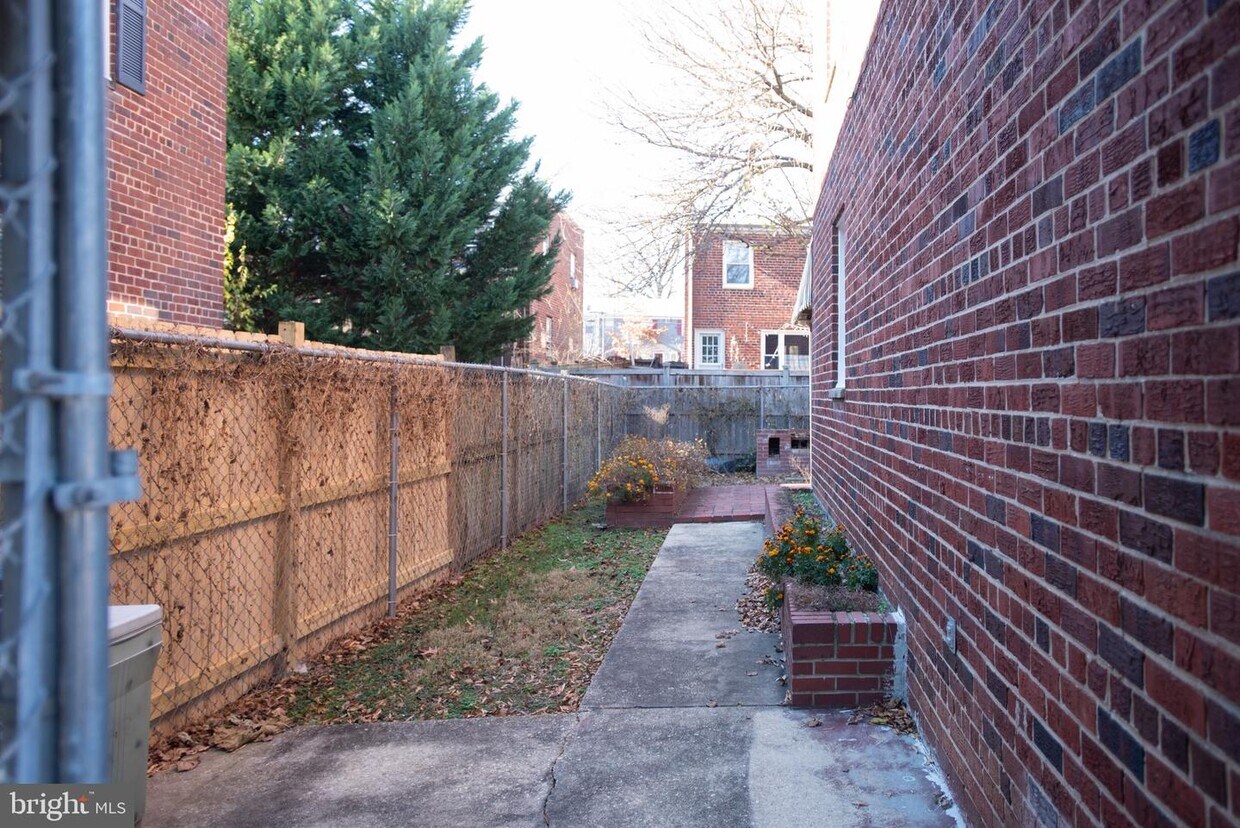 2924 Sycamore St, Alexandria, VA 22305 Townhome Rentals in Alexandria