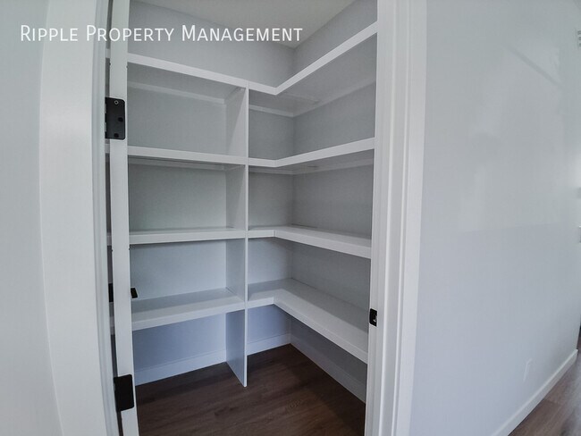 Photo du bâtiment - BRAND NEW 3-BEDROOM UPPER CORNER UNIT | CENTRAL AC | OUTDOOR DECK