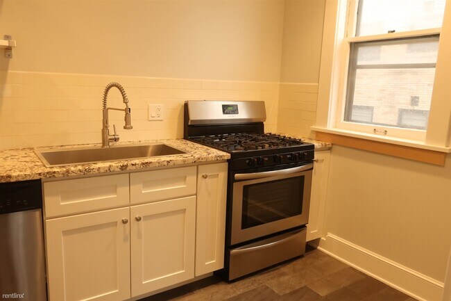 Building Photo - 1 br, 1 bath 4plex - 325 Fulton St E