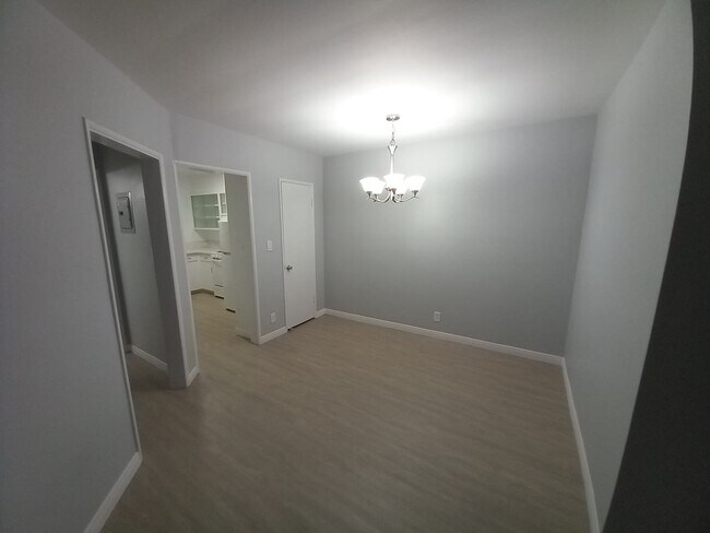 Building Photo - 308 N Rossmore Ave