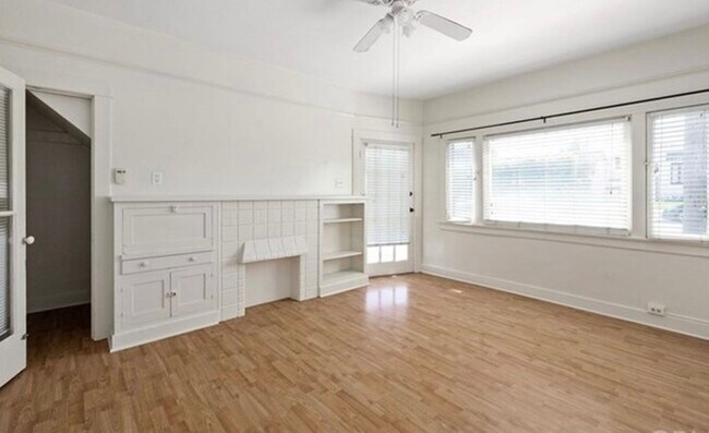 Puerta de frente - 4447 E 4th St