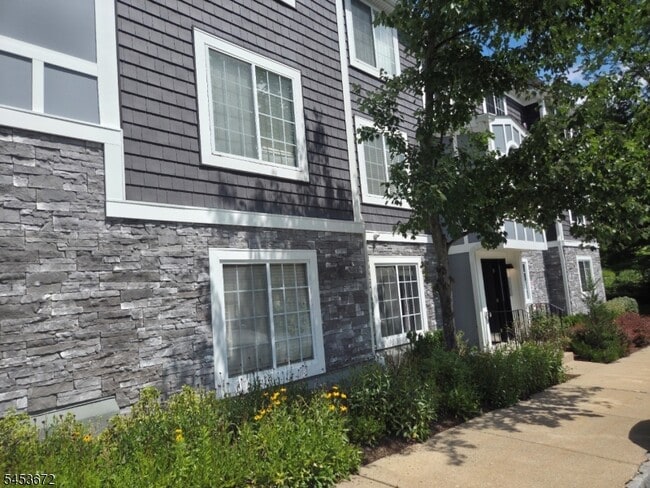 Building Photo - 67 Village Dr