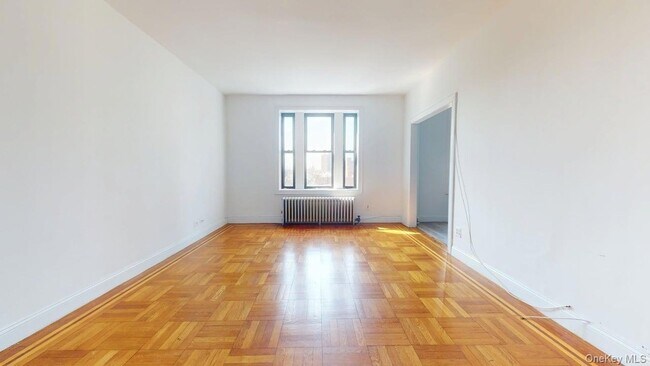 Foto del edificio - 108-25 72nd Ave