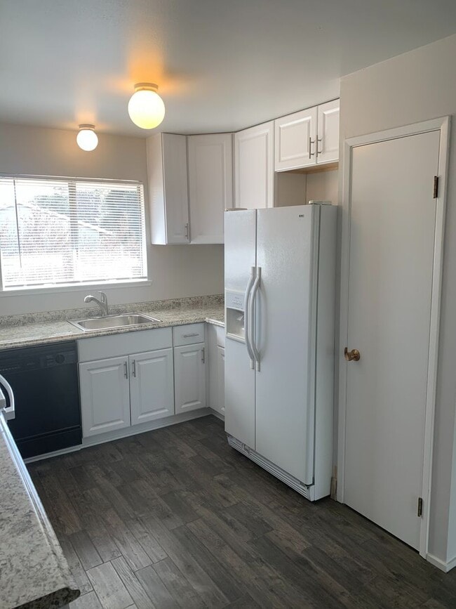 Foto del edificio - The American River is your backyard! 2 Bedroom 2.5 Bath Townhome