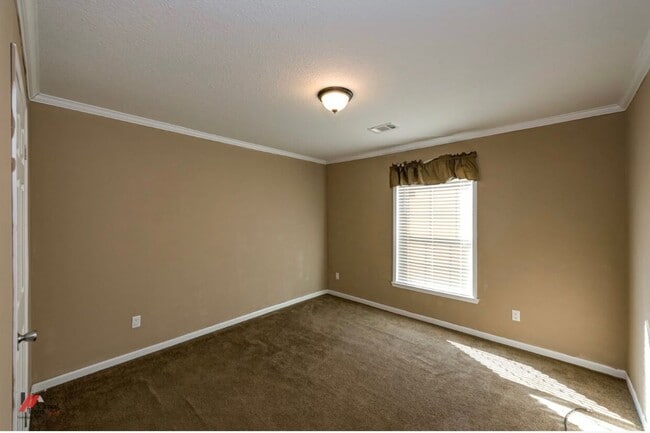 Building Photo - 571 7 Pines Rd