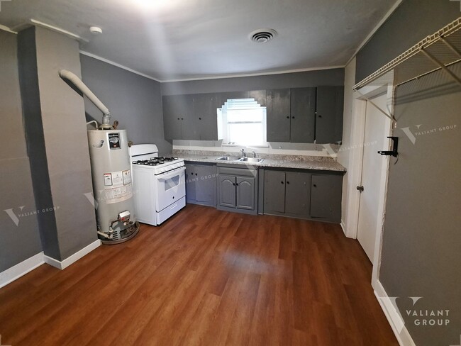 Building Photo - Cozy 2-Bedroom, 1-Bathroom House in Westsi...