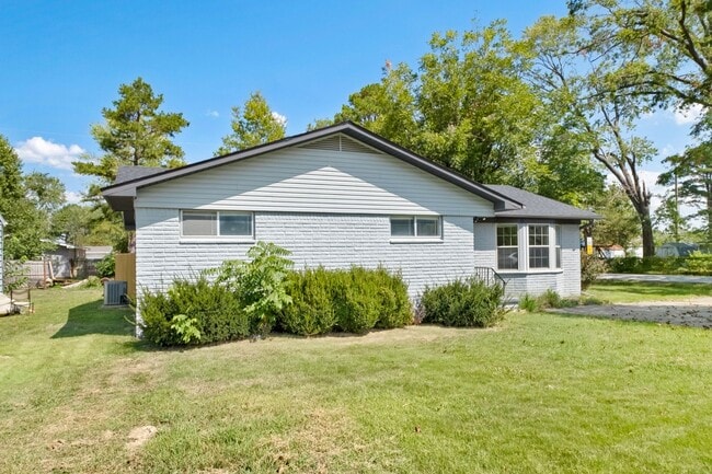 Building Photo - Charming and Cozy 3 Bedroom in Bentonville!!
