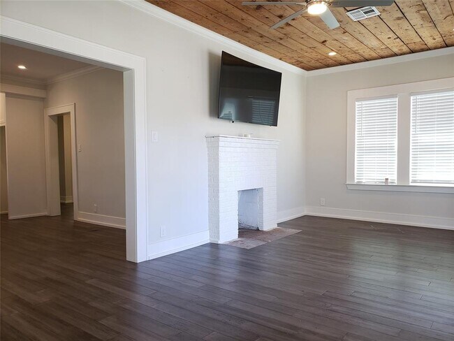 Building Photo - 221 Estelle St